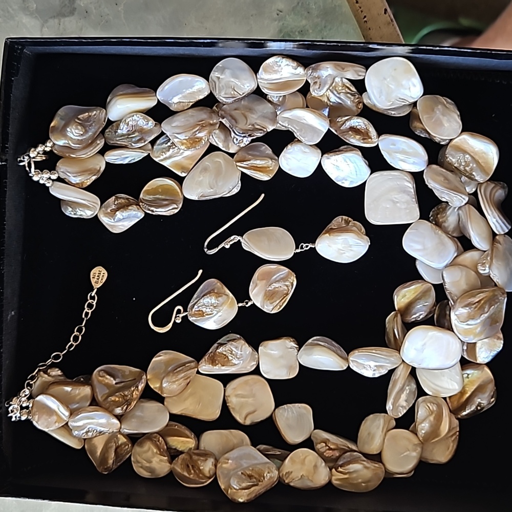 Womens mother of pearl chocker and earring set, 4 strand, 18 inches